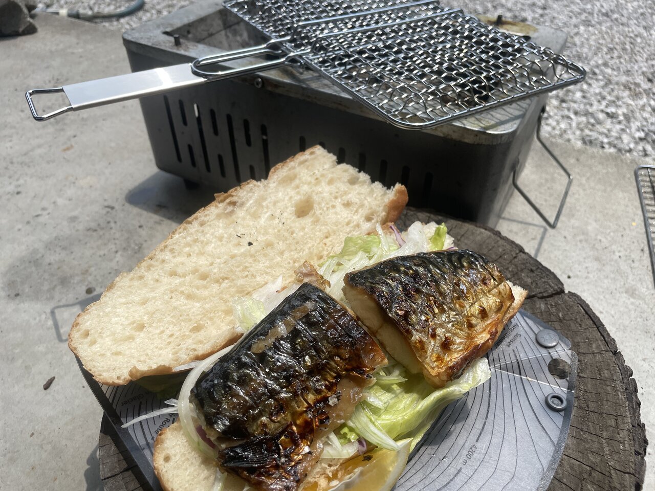 [Charcoal Cooking] It was the best when I grilled a charcoal mackerel sandwich using the BBQ grill from Cainz on a hot summer day.