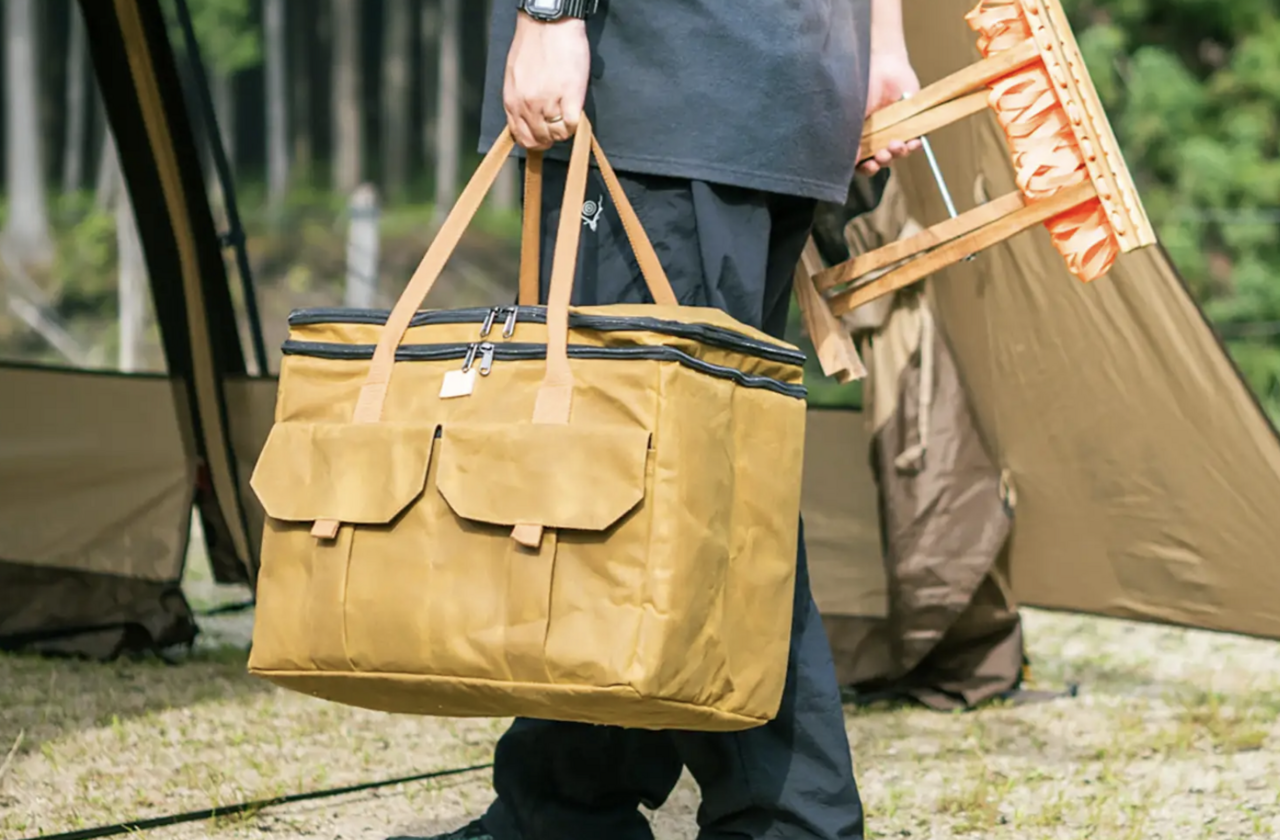 Adopts tough "waterproof canvas"! A trunk container that can be carried with one hand makes transporting gear easy