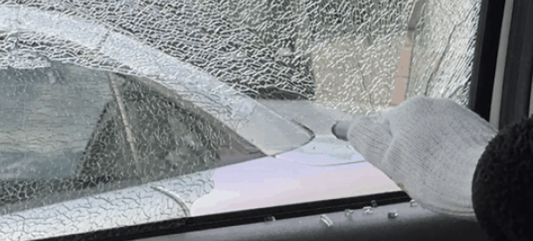 【Car Disaster Prevention】Just press to shatter glass! Escape hammer & cutter that can also cut seatbelts