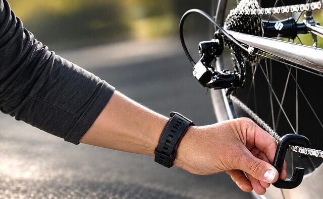 【自転車メンテ】「手が真っ黒」から卒業！当てながら逆回転させるだけのチェーンルブ