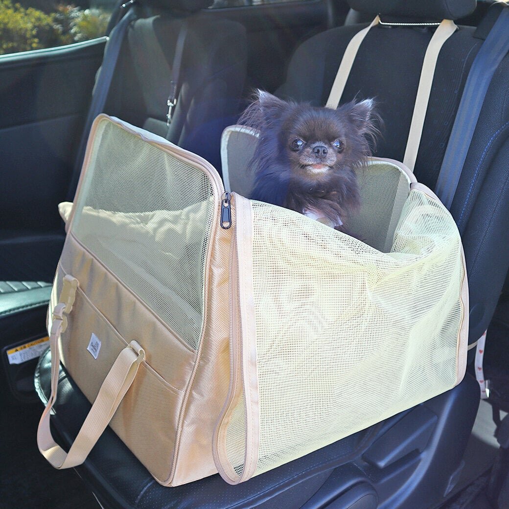 【Drive with Your Dog】Cool packs can fit! A square-shaped bed with padding for relaxation even during travel