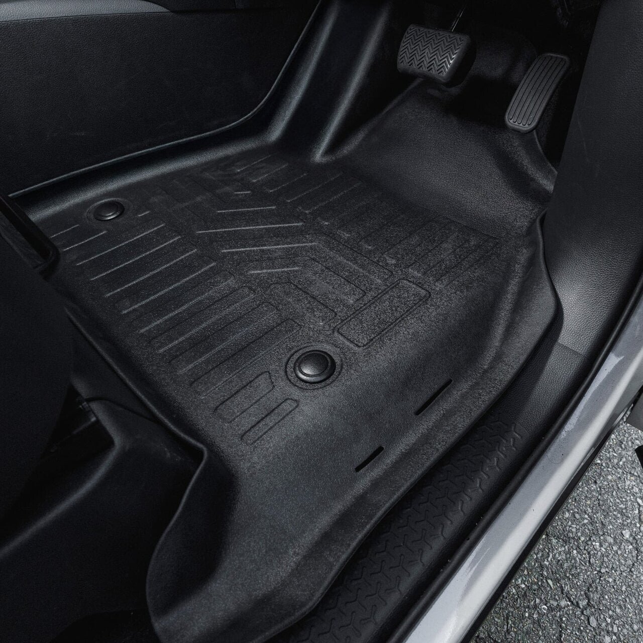 [Interior Customization] Place it under the genuine mats! The washable TPE base catches mud and rainwater