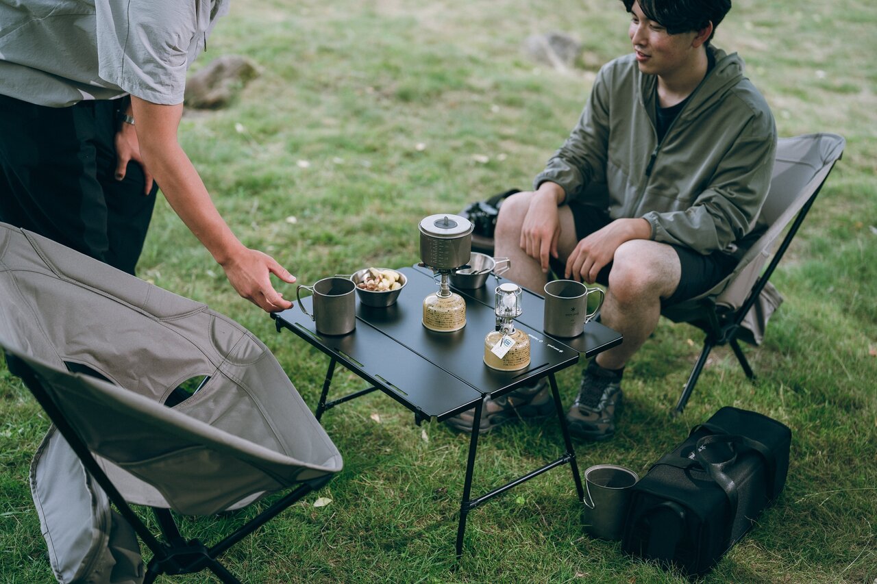 【新キャンプグッズ】スノーピークとヘリノックスが「ノガチェア」と「ノガテーブル」で初コラボ