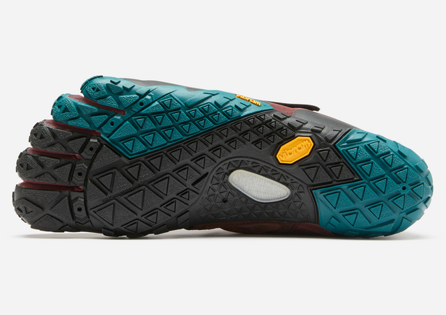 Walk vigorously even in the rain! The waterproof "five-toe" shoes are tough yet provide a barefoot feel.
