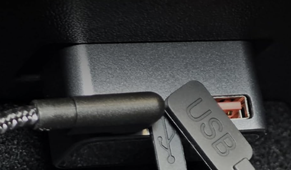 Not using the cigarette socket!? The "OBD" port charger that can add USB ports is revolutionary.