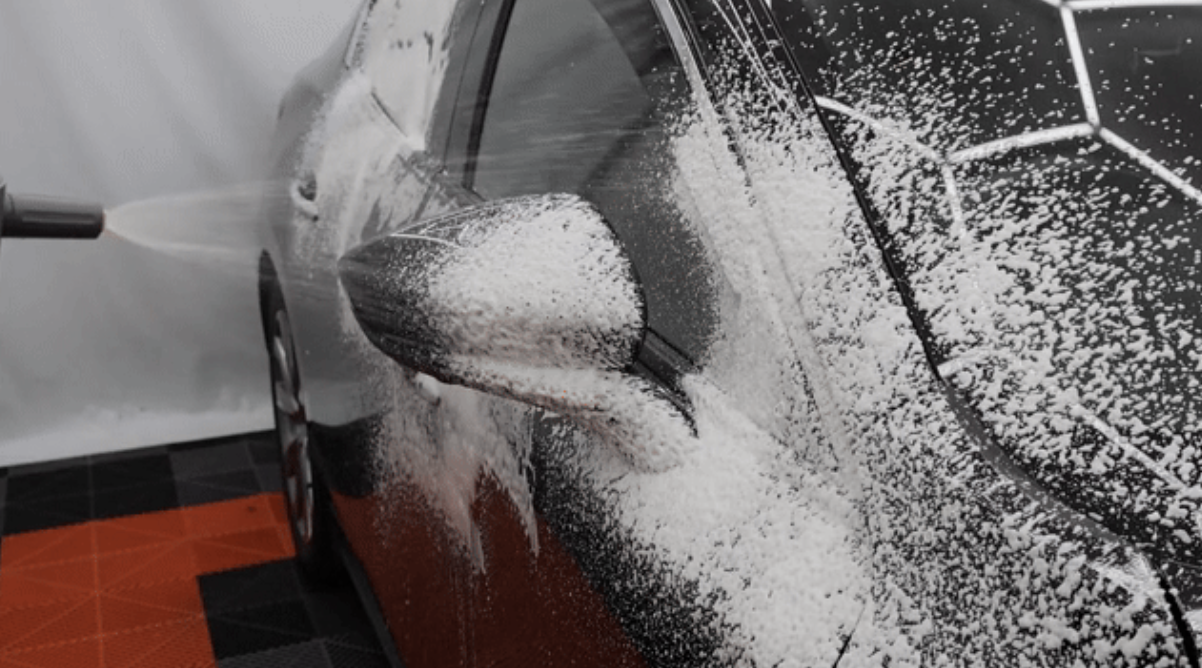 Approaches “dirt characteristics”! A 3-step car wash with alkaline, acidic, and neutral shampoos