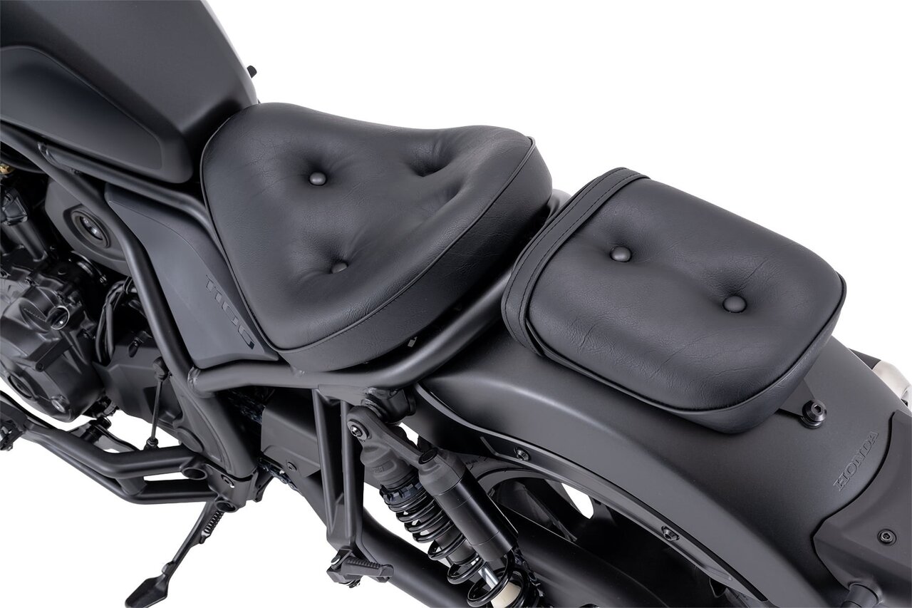 【二人でバイク旅】ソファ並みにふっかふかだ！90‘sを思わせる極厚タンデムシート