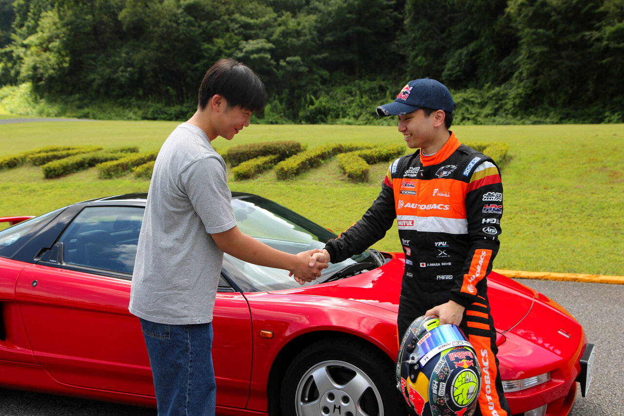プロドライバー岩佐歩夢選手の横で中学生が叶えた、SHINOI RINGでの稀有な同乗体験