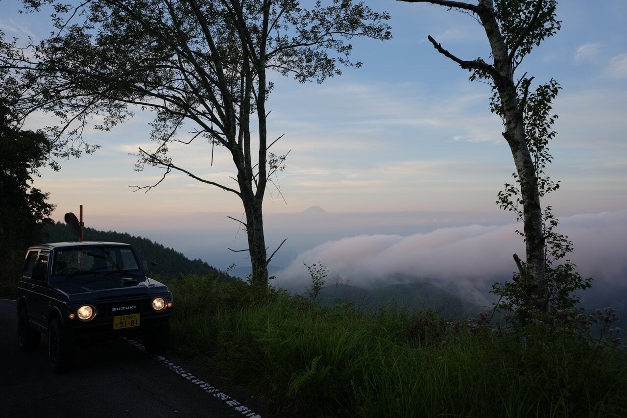 【Scenic Point】A breathtaking view of the morning twilight clouds and Mount Fuji encountered by chance while driving on a detour forest road
