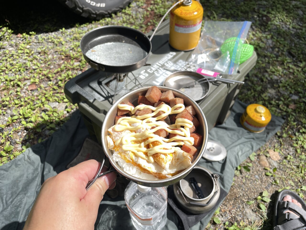 【釣りメシ】こってり感がたまらない！渓流沿いで「スパムマヨ丼」を作って食べる
