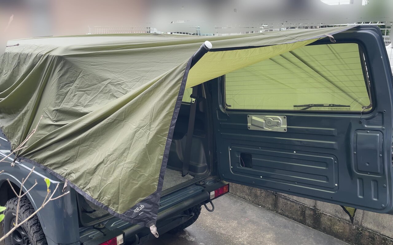 【雨の車中泊対策】手持ちのタープとイレクターパイプでジムニーに「バックドアタープ」を構築してみた