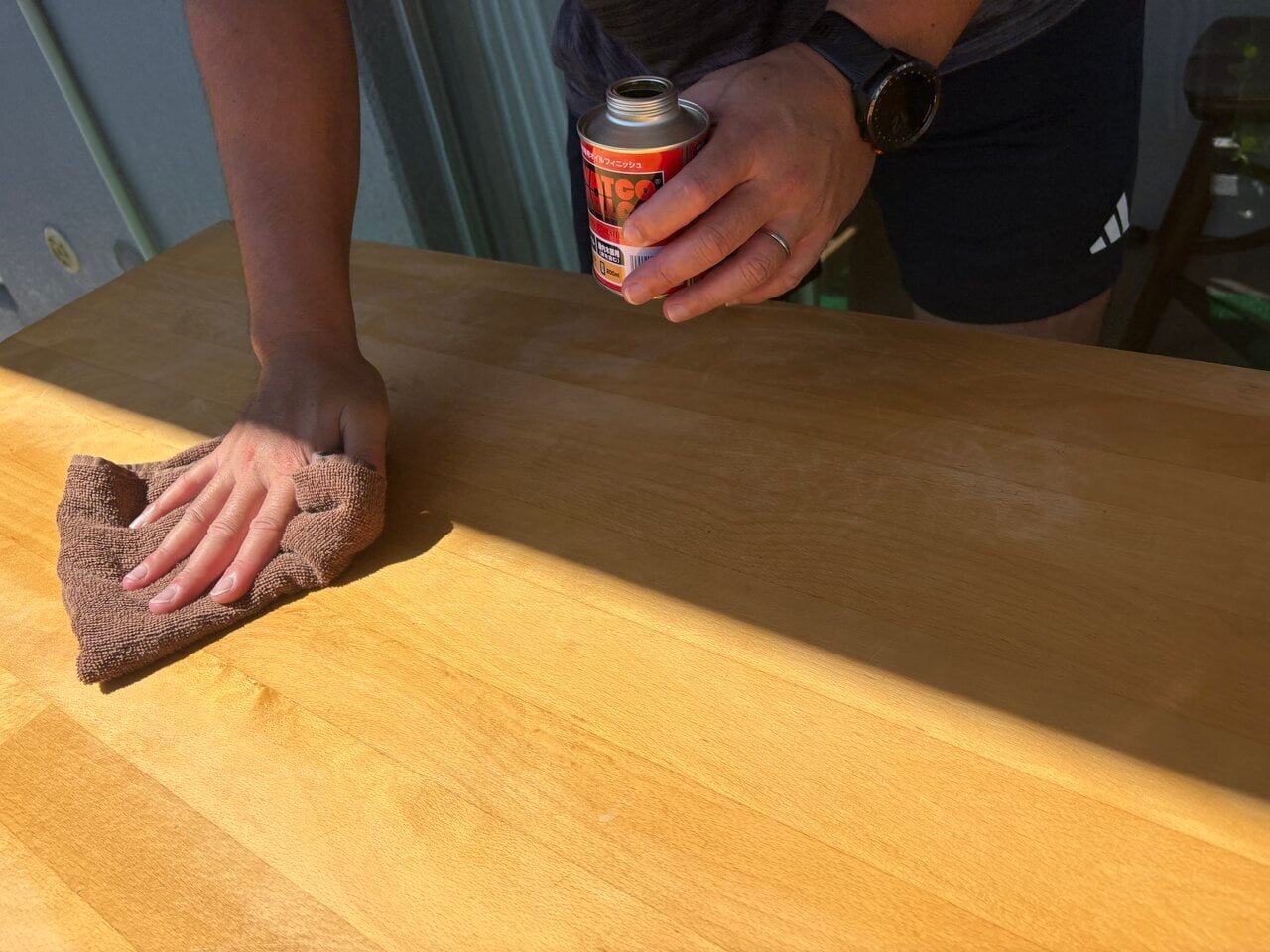 [Furniture Maintenance] I revived a dining table that had been used for many years by sanding and polishing it with DIY techniques.
