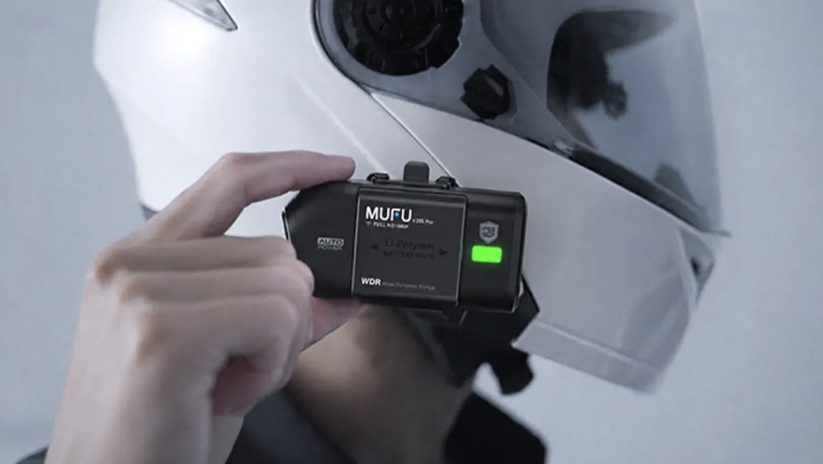 【Motorcycle】Just place it on your helmet! No wiring needed & simultaneous front and rear recording dash cam that can be attached in 1 second