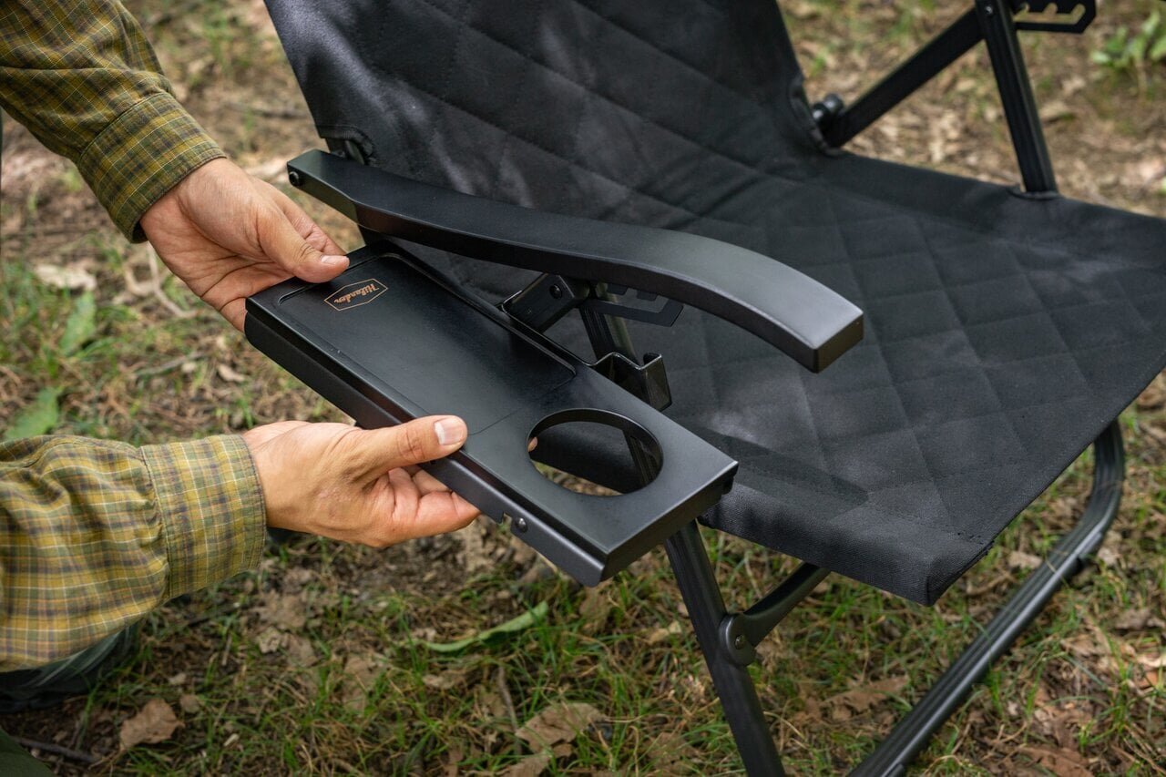 Wrapped in pitch black for supreme relaxation! The popular reclining chair is now all black