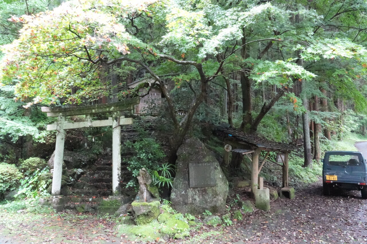 【穴場スポット】埼玉県 鎌北湖への林道ドライブ先で、湧水が流れる「八坂神社」を発見