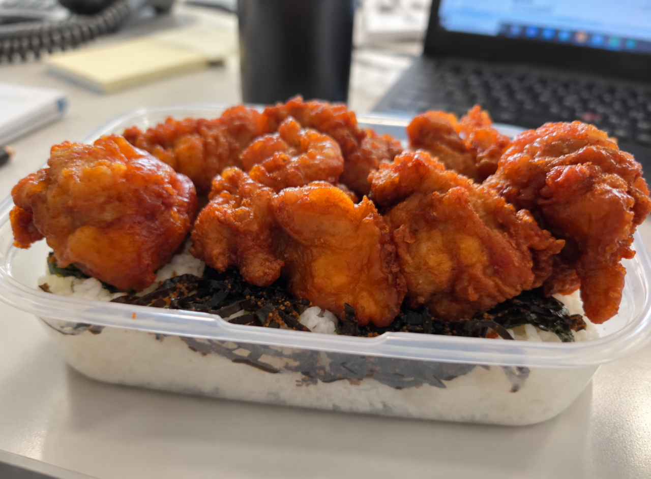 リアルな男の昼メシは5分で完食！ 会社員パパが作るタッパー弁当「唐揚げドーン飯」編