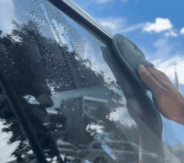 Wipes away water spots & fingerprints in one go! What are carbon ultrafine fibers that finish glass crystal clear?