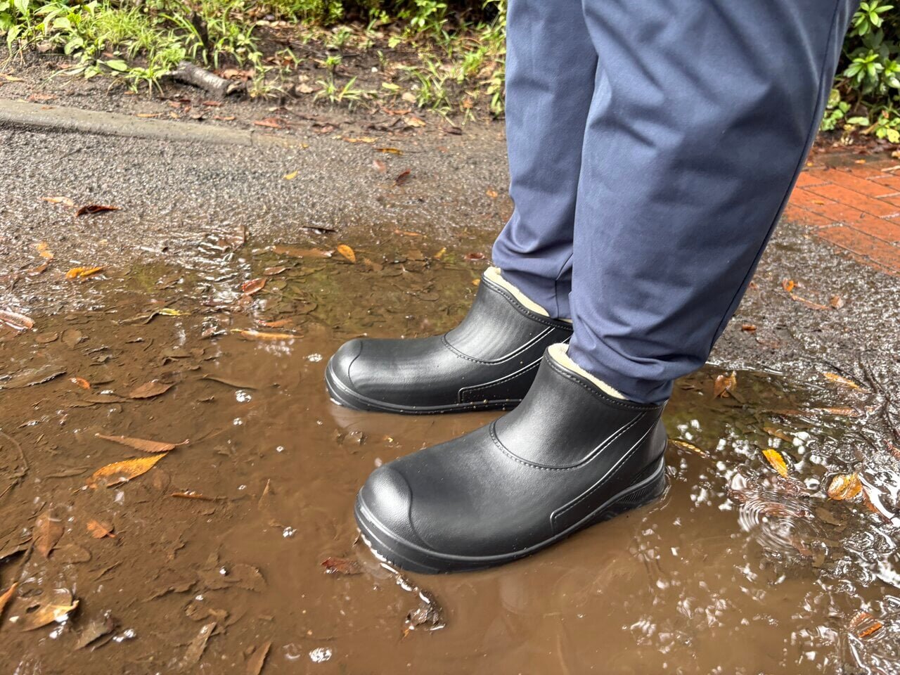 【Workman】Walking in the park on rainy days has become enjoyable with the 1500 yen "Winter Light Rain Boots"