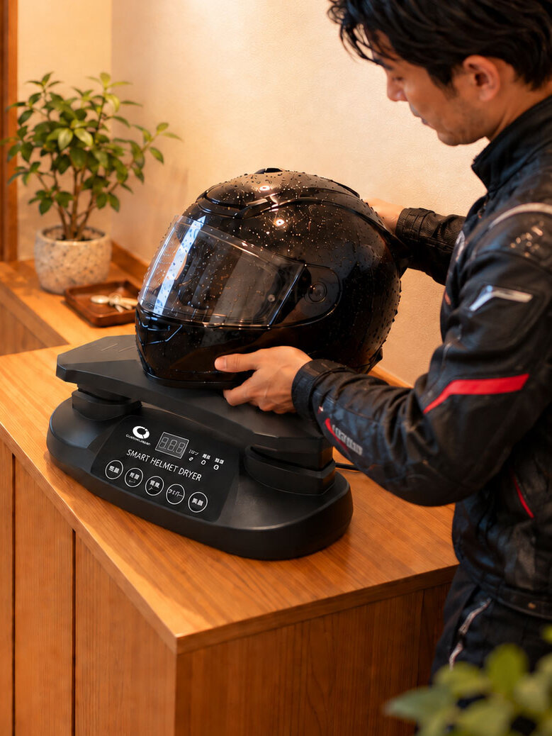 置くだけでリフレッシュ！「スマートヘルメット乾燥機」でライディングギアをまるっとケア