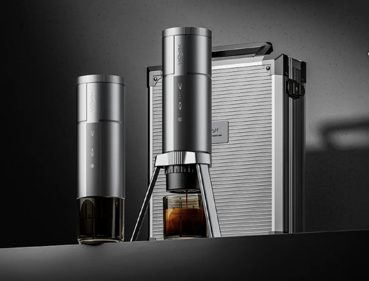 Every adventure deserves the “best cup” to accompany it! A portable coffee machine that extracts automatically in 3 minutes