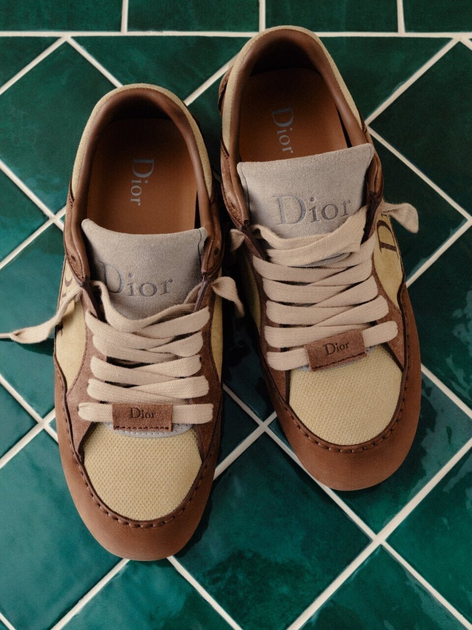 【Dior】Elegance radiates from the feet! Lace-up silhouette low-top sneakers