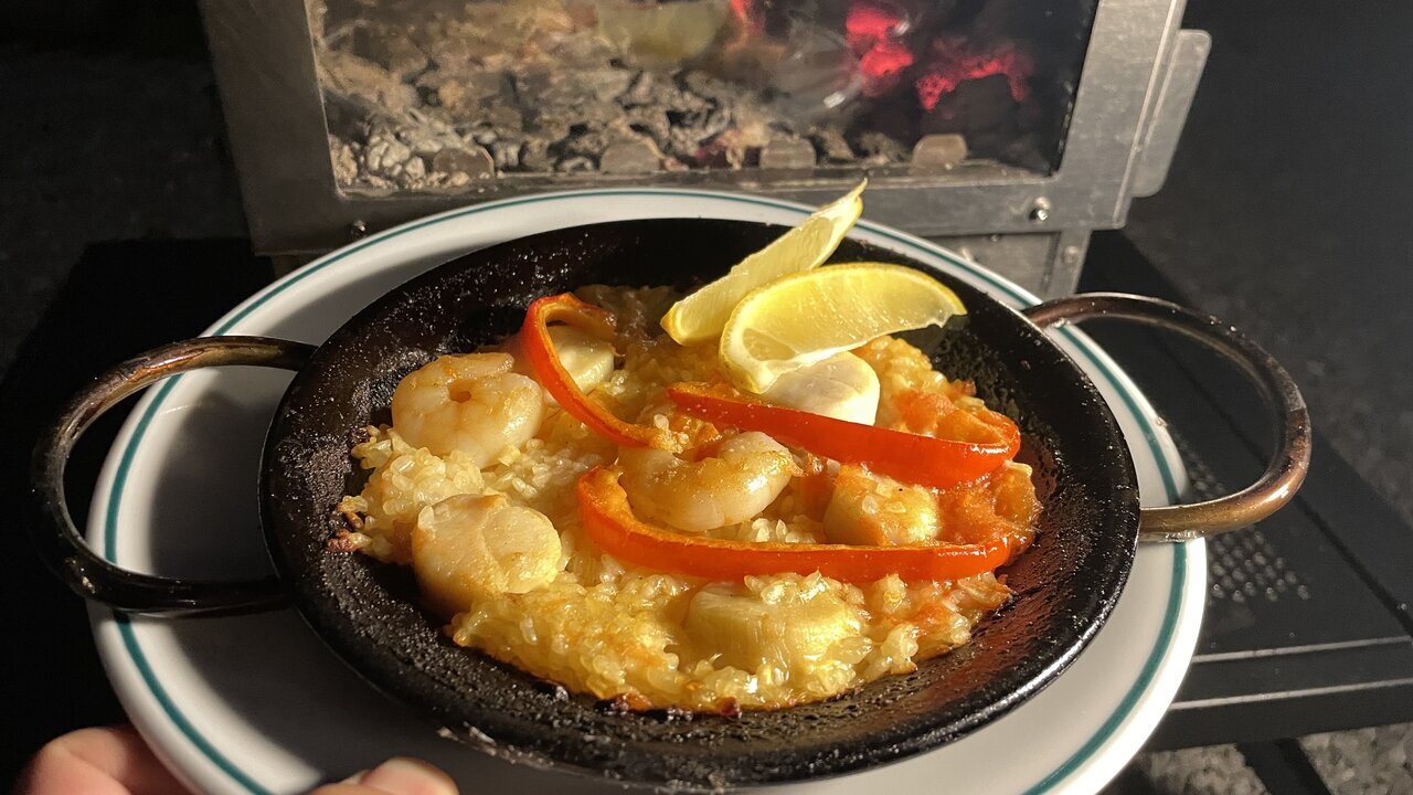 【Camping Meal Research】Challenging the difficult "Paella" with a wood stove + cast iron paella pan