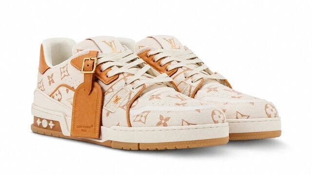 [Louis Vuitton] The must-have sneakers for autumn! Name tag & handwritten-style signature as accents.