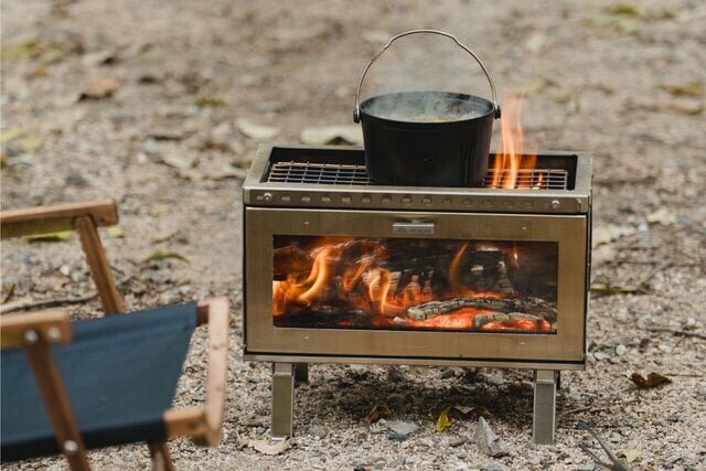 【Camping Food】Enjoy the “flames” from three glass sides! A secondary combustion firewood stove that handles everything from cooking to bonfires