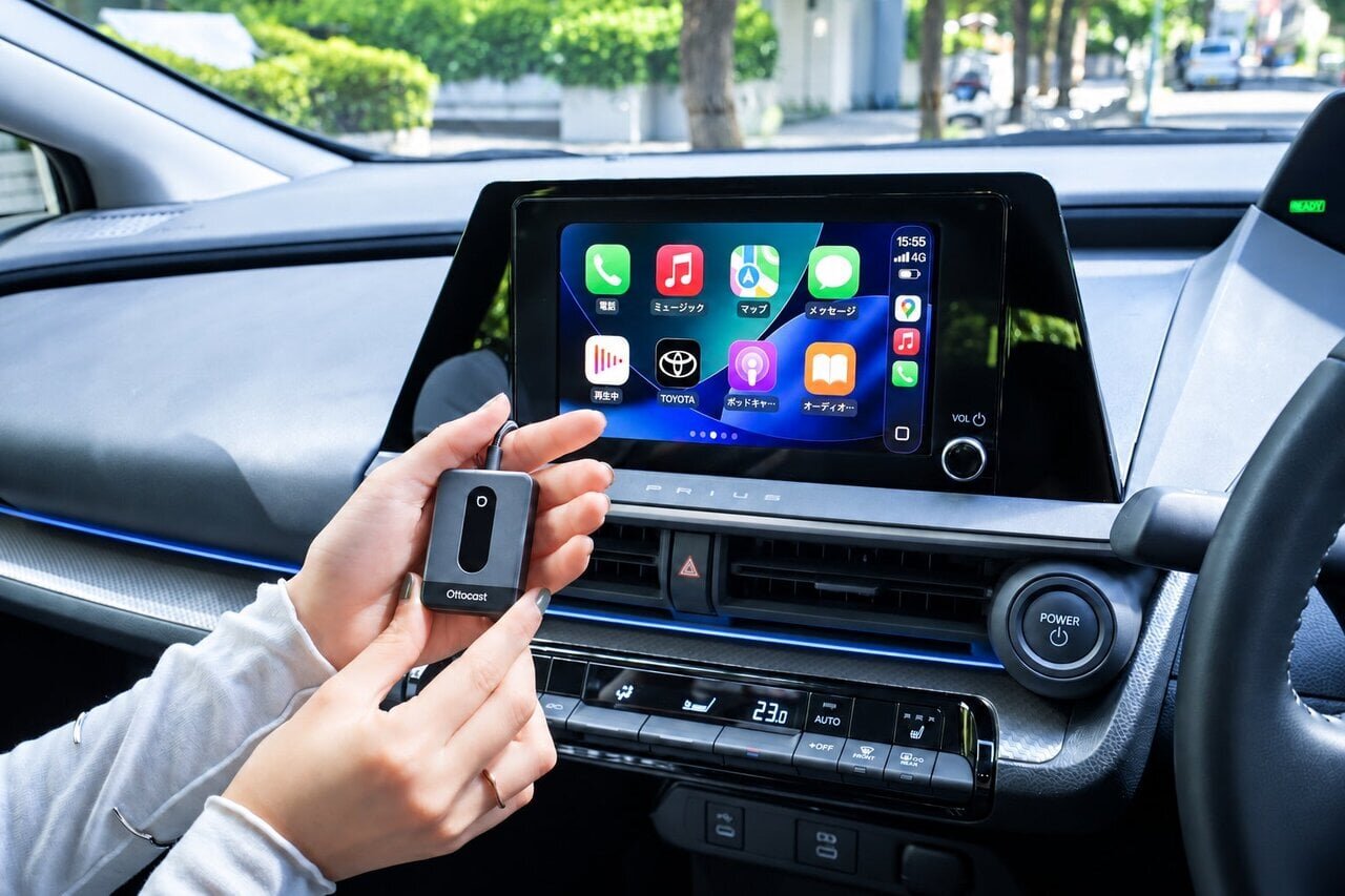【In-car Gadget】Remembers 2 smartphones! No more plugging in cables with a wireless car adapter