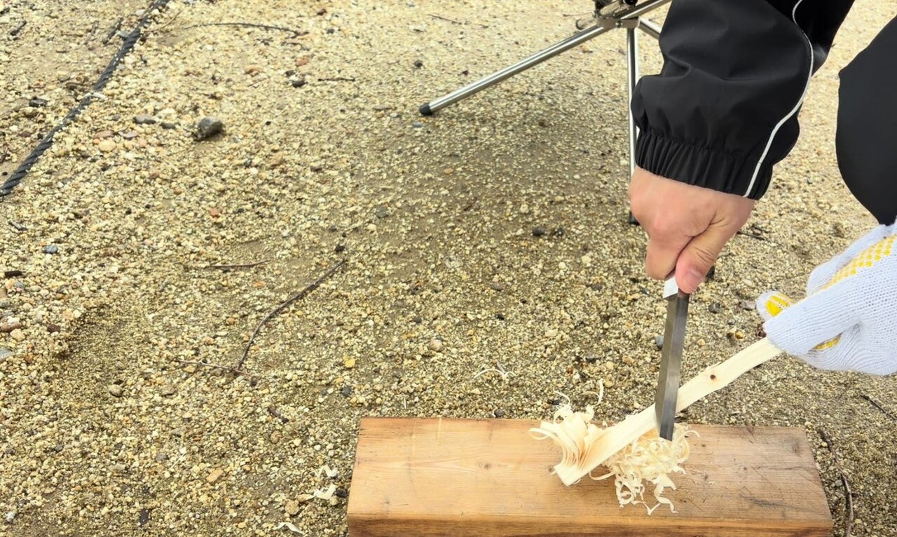 薪割りやフェザー、炭砕きまでこなす！焚き火特化ブレードで“準備の楽しさ”を味わう