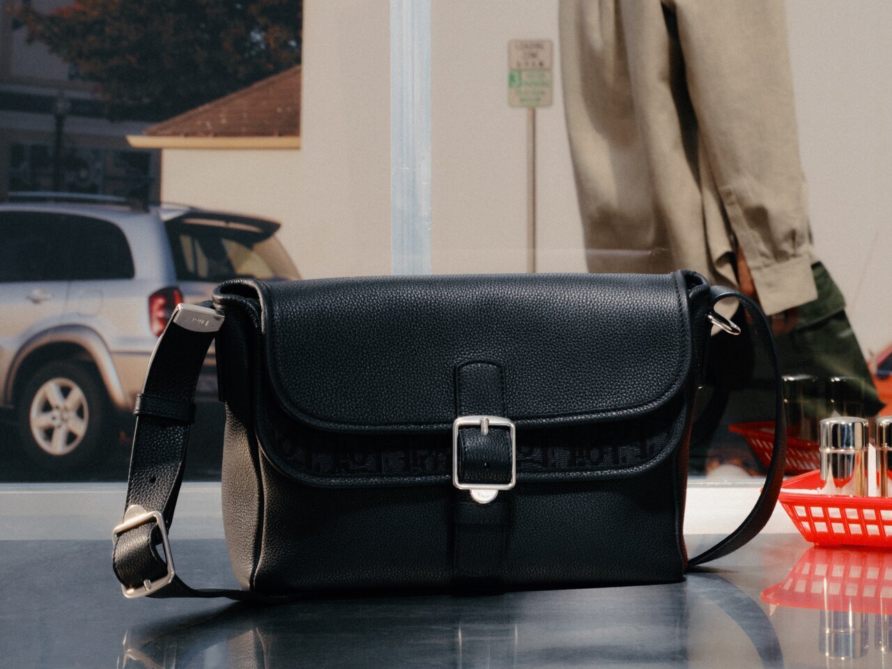 【Dior】Hidden pocket discovered under the flap! A double up bag I want to treat myself with