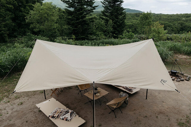 キャンプ 広く使えるタープで 今シーズンは快適 強風にも強いスクエア型 Maduro Online マデュロオンライン