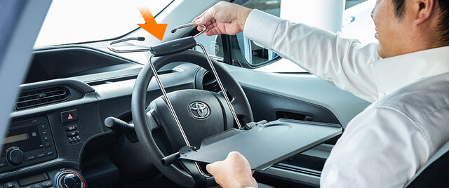 車載 ハンドルに引っかけるだけ クルマ用テーブルなら秒でオフィス化 Maduro Online マデュロオンライン