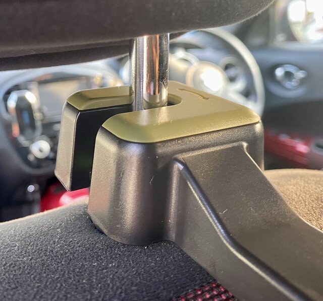 Iphoneを固定できるダイソー ヘッドレストフック スマホホルダー を付けてみた Maduro Online マデュロオンライン