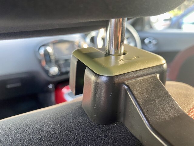 Iphoneを固定できるダイソー ヘッドレストフック スマホホルダー を付けてみた Maduro Online マデュロオンライン