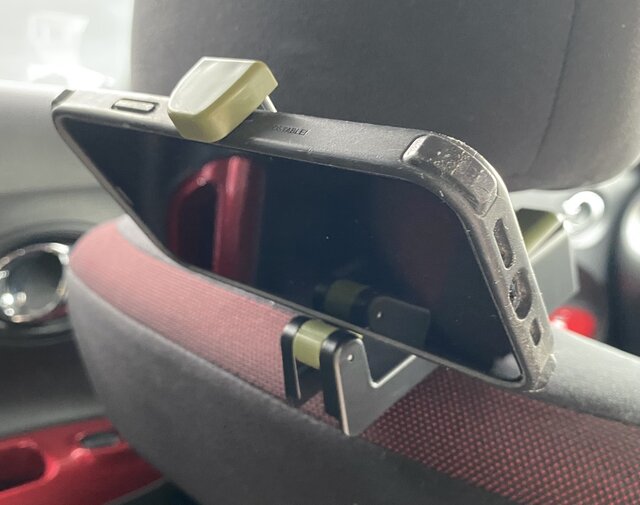 Iphoneを固定できるダイソー ヘッドレストフック スマホホルダー を付けてみた Maduro Online マデュロオンライン