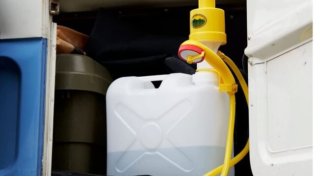 どこでもシャワー アウトドアポンプ は市販のポリタンクに付けるだけ Maduro Online マデュロオンライン