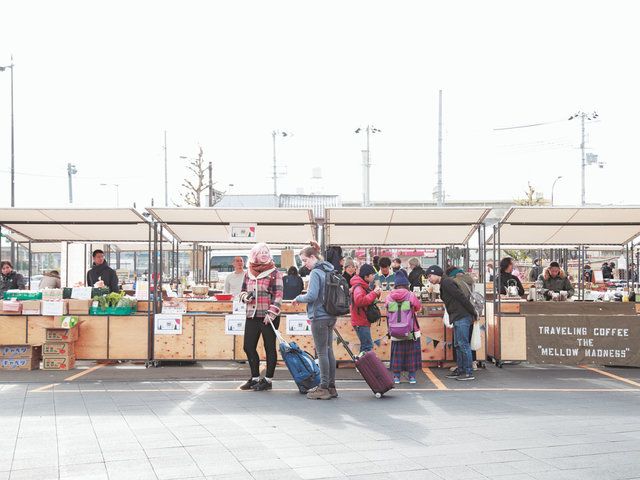 京都駅東側 崇仁地区でお買い物を お店はくるくる代わります 露店のような るてん商店街 Sotokoto Online ソトコトオンライン 未来をつくるsdgsマガジン 京都駅東側 崇仁地区でお買い物を お店はくるくる代わります 露店のような るてん商店街 Sotokoto Online ソトコトオンライン 未来をつくるsdgsマガジン