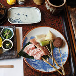 千葉・南房総の山奥で人気の炭火料理店「隠れ屋敷 典膳」お客が絶えない理由を店主・山本剣さんに聞く