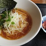 昔懐かし小学校舎で味わう牛骨ラーメン「とちのき食堂」【長野ローカルラーメン】
