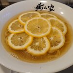 白醤油仕立ての鮮やかなレモンラーメン「中華そば 俺ん家」【長野ローカルラーメン】