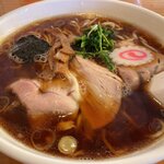 生姜と正油の絶妙なハーモニーがたまらない!新潟五大ラーメン「ヒグマ小千谷本店」【新潟ローカルラーメン】