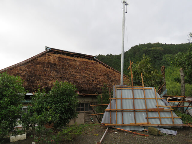 台風で飛ばされた古民家の屋根