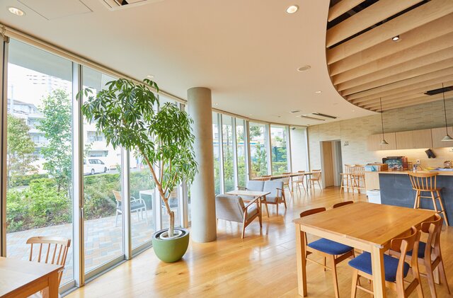 「空と大地と」店内の様子 現在はウイルス感染予防の仕切りを立てて営業