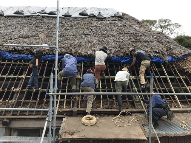茅葺き屋根の葺き替え作業