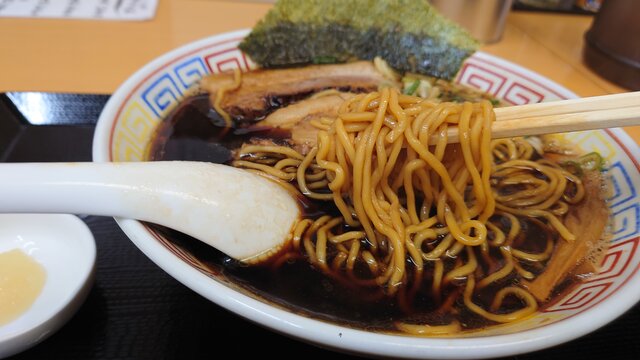 スープによく絡む細麺