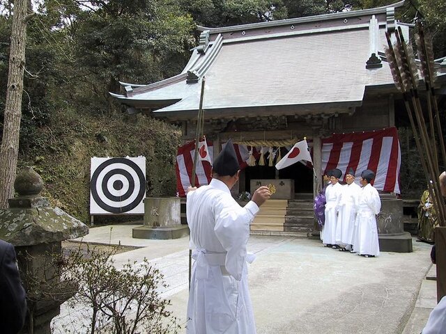 歩射(ぶしゃ)の様子