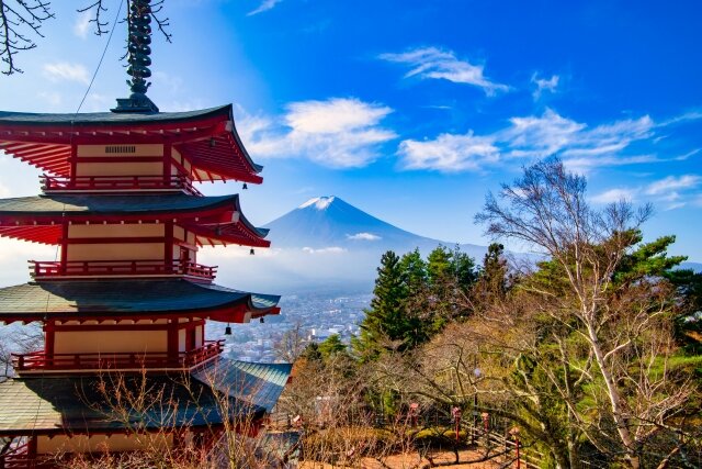 新倉山浅間公園 忠霊塔と富士山