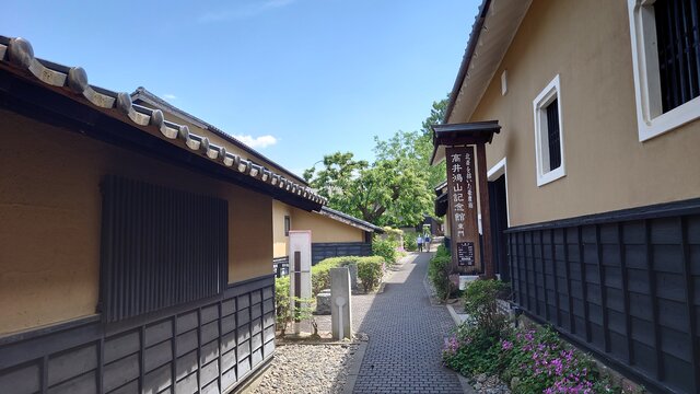 町中の小道を散歩する