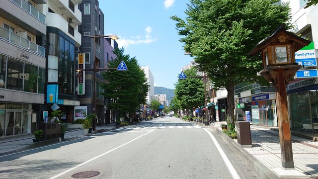 善光寺に向かう長野市の表参道(中央通り)